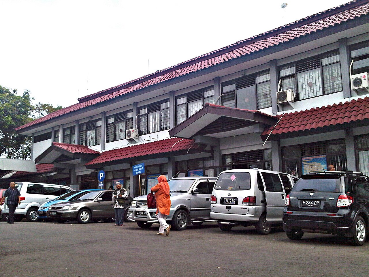 Petugas SAMSAT buru